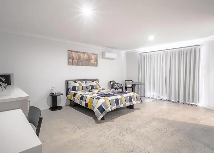 Guest Room With Ensuite & Private Entrance By P2 Living
