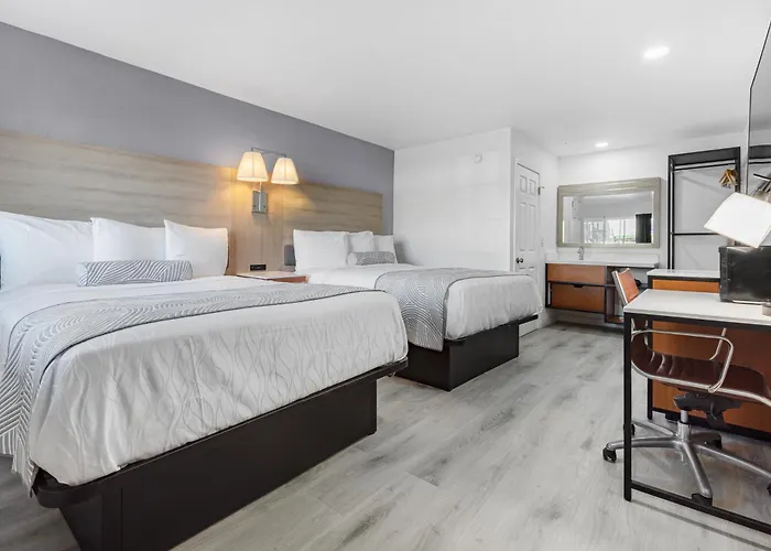 Inland Inn & Suites