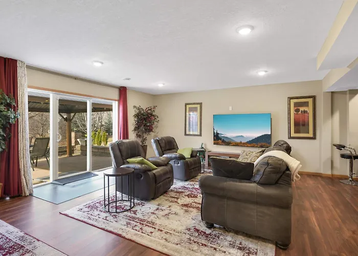 Charming 3-Bedroom 1 Bath Basement Nook With Backyard View And Gazebo