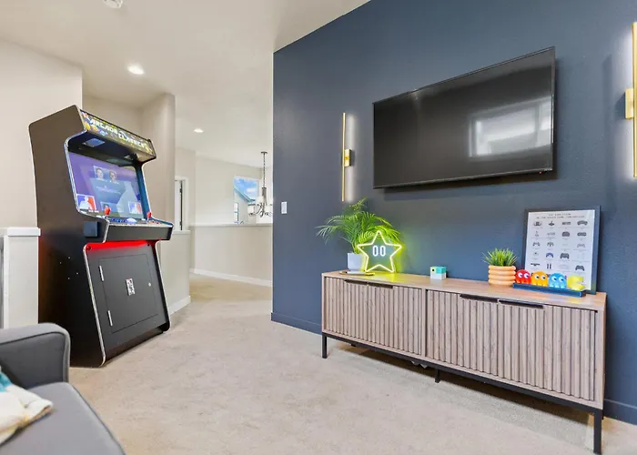 The Pendleton - Walkable - Arcade Loft - Modern- Light & Bright