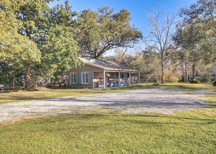 Walk To Beach: Waveland Retreat W/ Yard!
