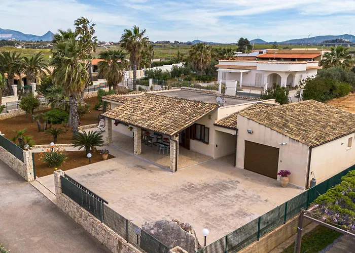 Exclusive Palm House Near The Beach