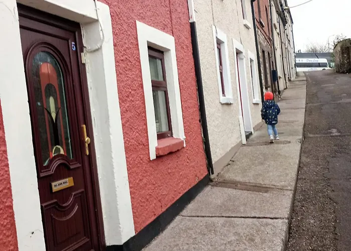 Comfy Bedroom And Private Bathroom On The Top Floor Of A Home Stay -10 Mins Walk To The Center - Off Street Parking