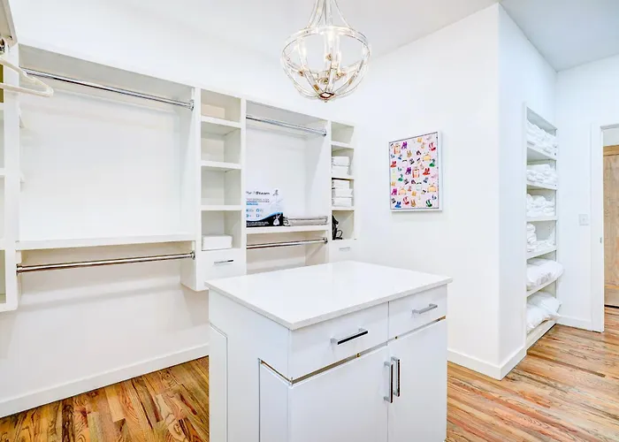 5Br Home 4 Mins Ou Stadium, Sleeps 10