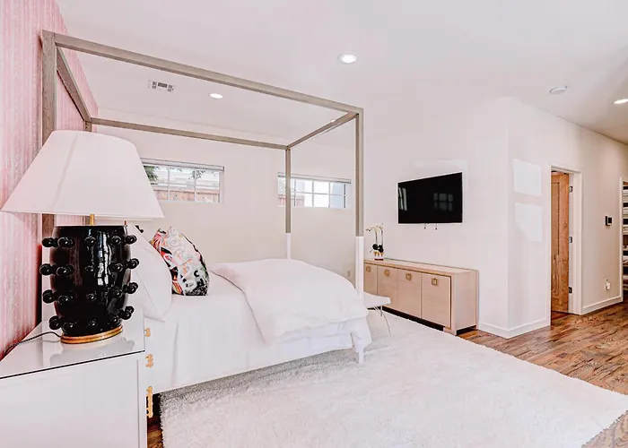 5Br Home 4 Mins Ou Stadium, Sleeps 10