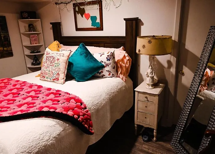The Glam Room - Bohemian Glam Style Suite In Historic Jefferson Tx