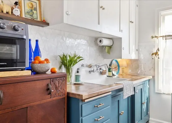 Bright & Cozy 2Br | Near Downtown, Msu & Hospitals