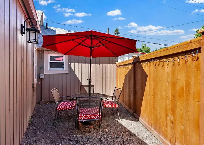 Walk To Lake & Downtown - Historic Cda Cottage