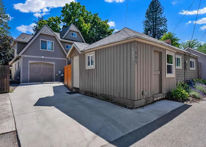 Walk To Lake & Downtown - Historic Cda Cottage