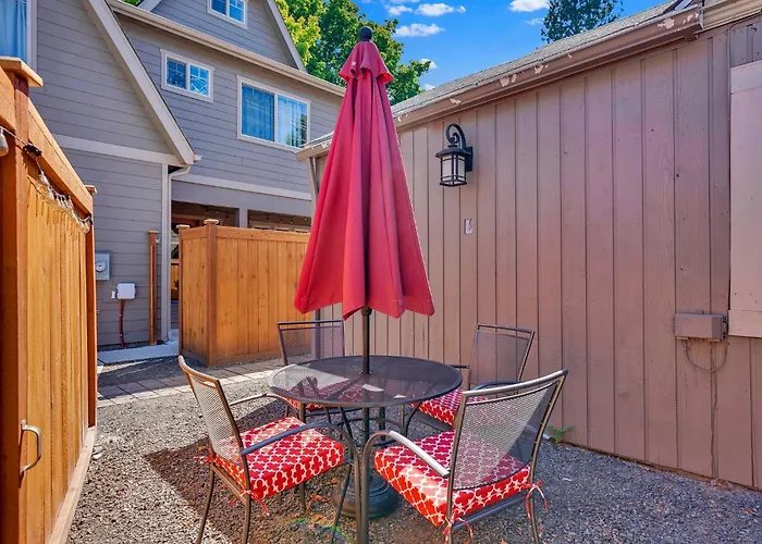 Walk To Lake & Downtown - Historic Cda Cottage