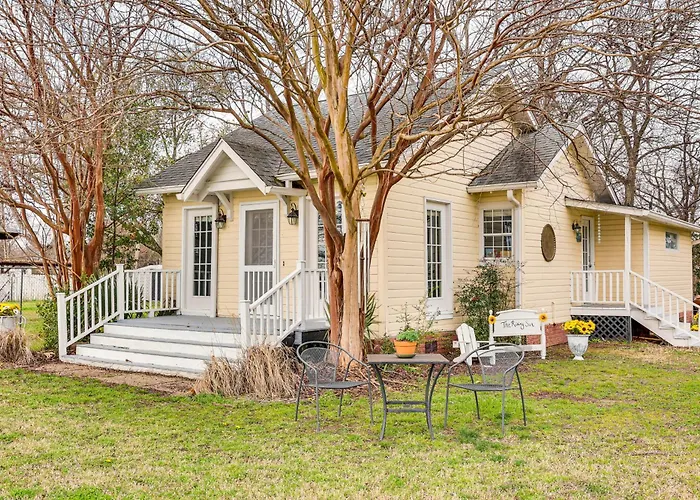 Walk To Lake Chicot: Cottage W/ Yard & Views!