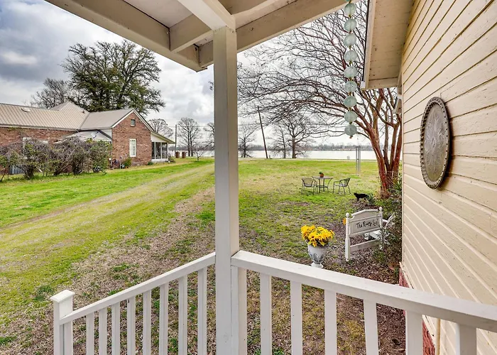 Walk To Lake Chicot: Cottage W/ Yard & Views!