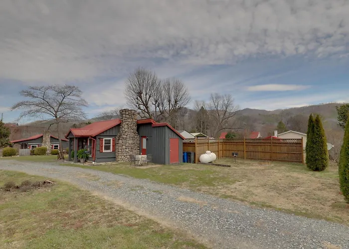 Walk To Appalachian Trail: Hot Springs Getaway!