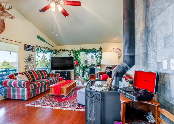 'The Treehouse' In Cherokee Village: Deck & Views