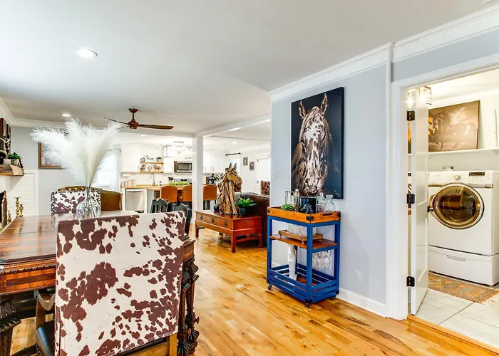 2 Mi To Historic Horse District: Dog-Friendly Home