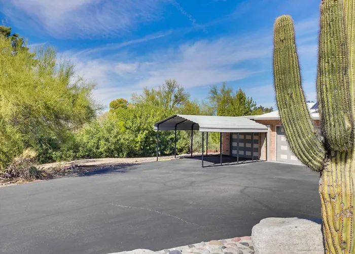 Walkable Studio W/ Patio In Tucson!