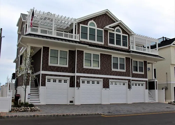Sunday To Sunday, Elevator, Beach Badges, Roof Top Deck, Wifi, Bay Side 4 Bedroom, 3 Bath Townhouse 14056
