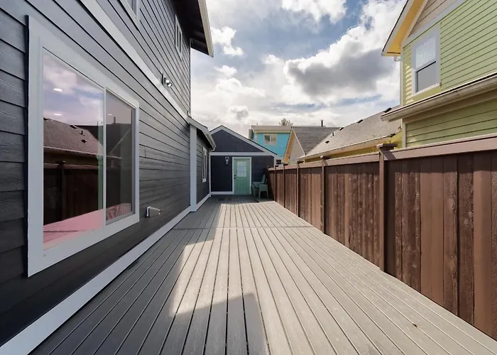 Spacious 3Br Home Sleeps 8 Private Backyard