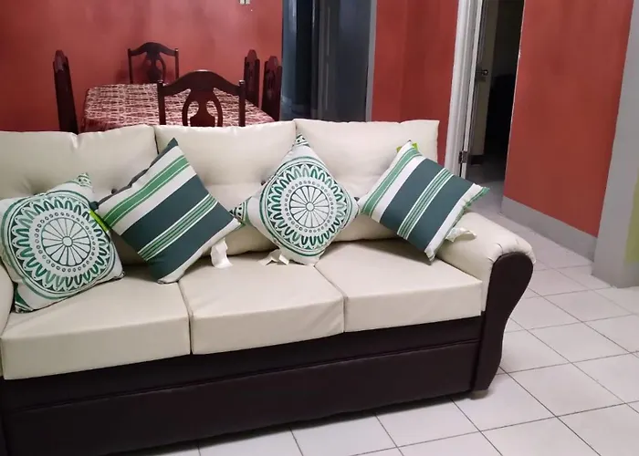 Room In House - Comfy Kingston Getaway - Private Room With Shared Facilities