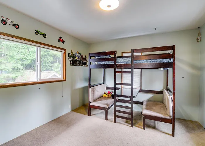 Cozy Washington Retreat W/ Deck, Walk To Beach!