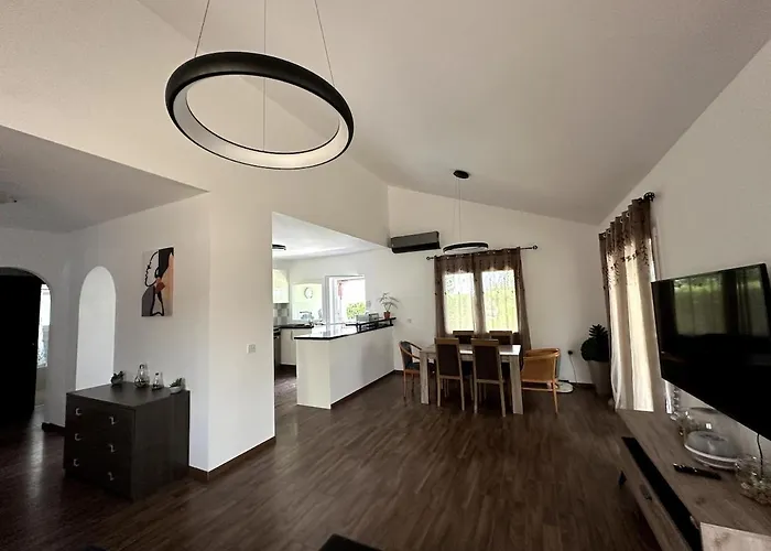Family Villa With Large Garden