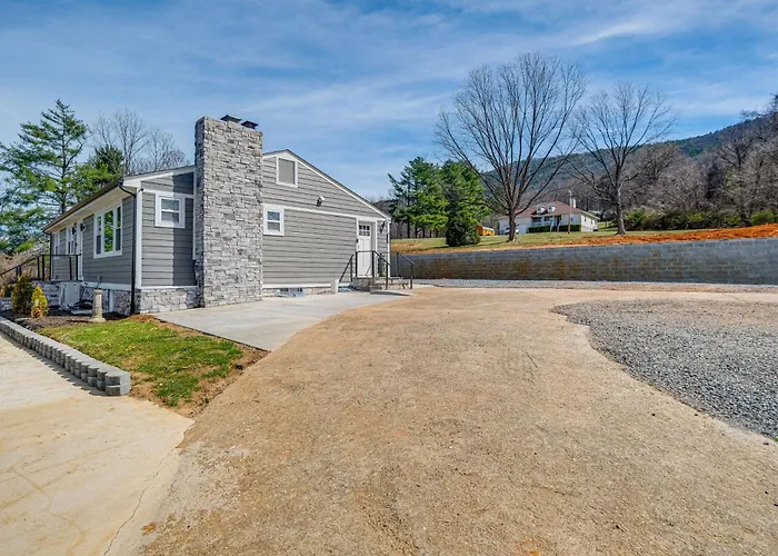 5 Mi To Dtwn: Family-Friendly Home In Roanoke!