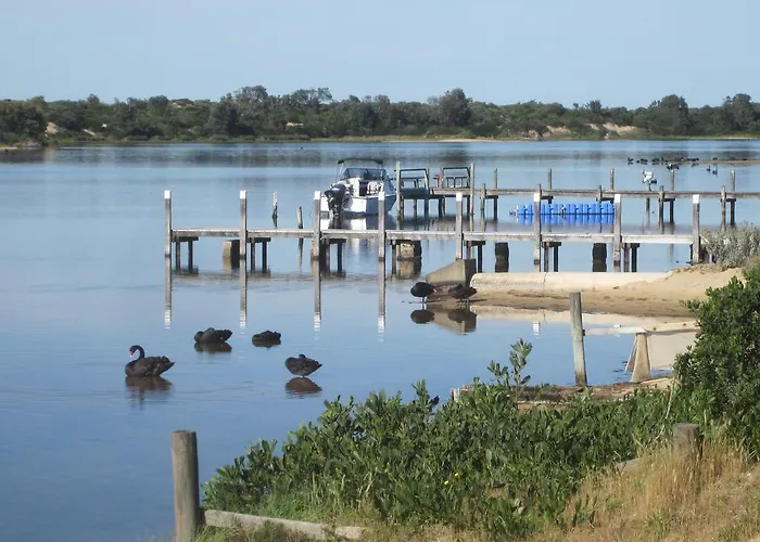 Lakes Entrance Waterfront Cottages With King Beds