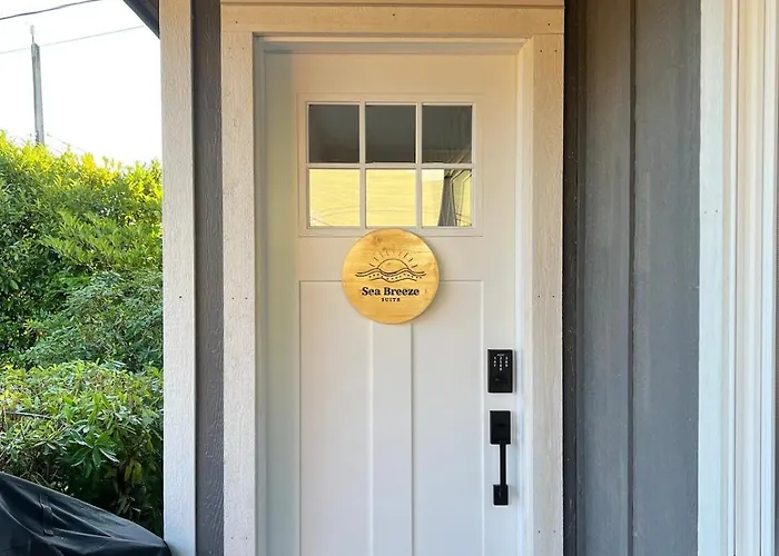 Sea Breeze Suite - Quaint 1 Bedroom Downtown