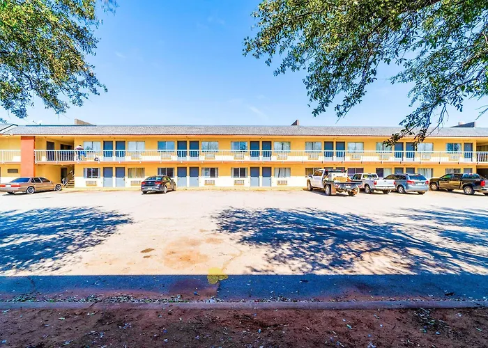 Castle Inn & Suites By Oyo Chickasha