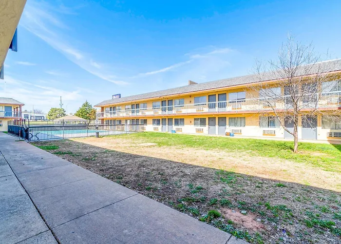 Castle Inn & Suites By Oyo Chickasha