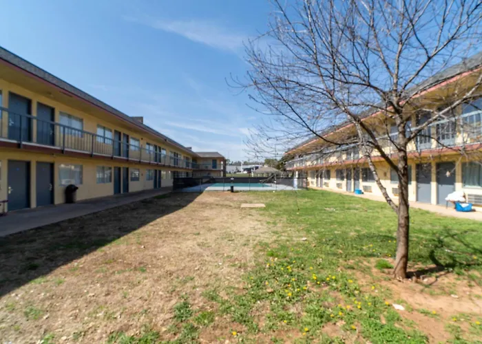 Castle Inn & Suites By Oyo Chickasha