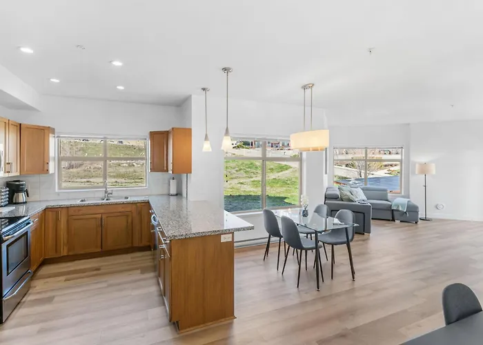 Luxury Lake View Condo In West Kelowna, 5 Star Resort With Pool, Hot Tub And Gym
