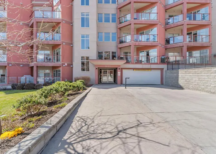 Luxury Lake View Condo In West Kelowna, 5 Star Resort With Pool, Hot Tub And Gym