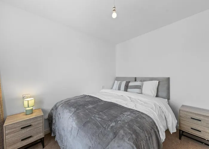 Cosy 3 Bed, Sleeps 8, A46, Free Parking And Garden, Contractors And Long Stays By Base Ten Stays