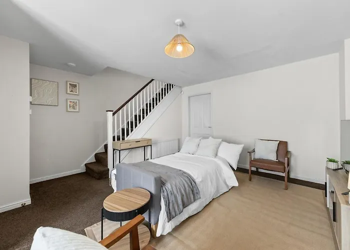 Cosy 3 Bed, Sleeps 8, A46, Free Parking And Garden, Contractors And Long Stays By Base Ten Stays