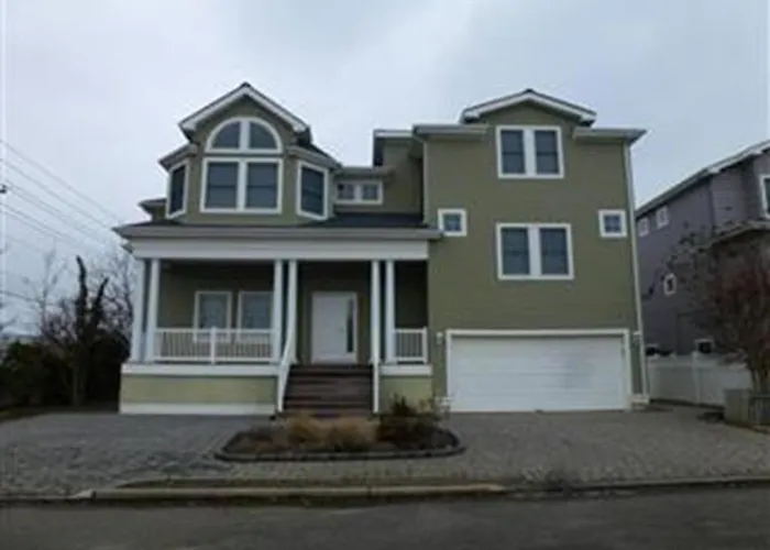 Large Oceanside Brant Beach Home Sleeps 16