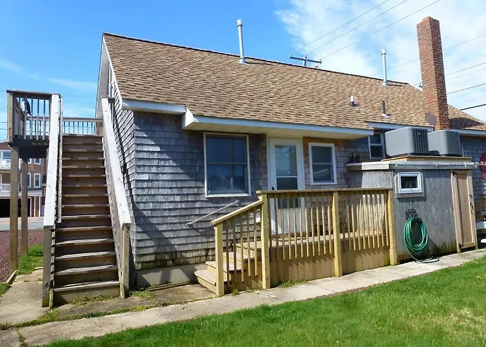 Ocean Block Beach Badges Washer & Dryersurf City Small But Cute Rear Apartment On The Oceanblock - No Streets To Cross And Only 7 Houses To The