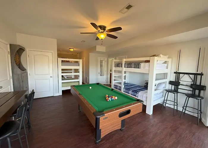 Spacious & Bright Lake Cabin, Pet Friendly, 8 Beds
