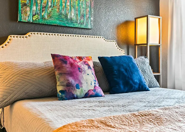 Luxe 2-Bedroom Retreat Workspace Netflix