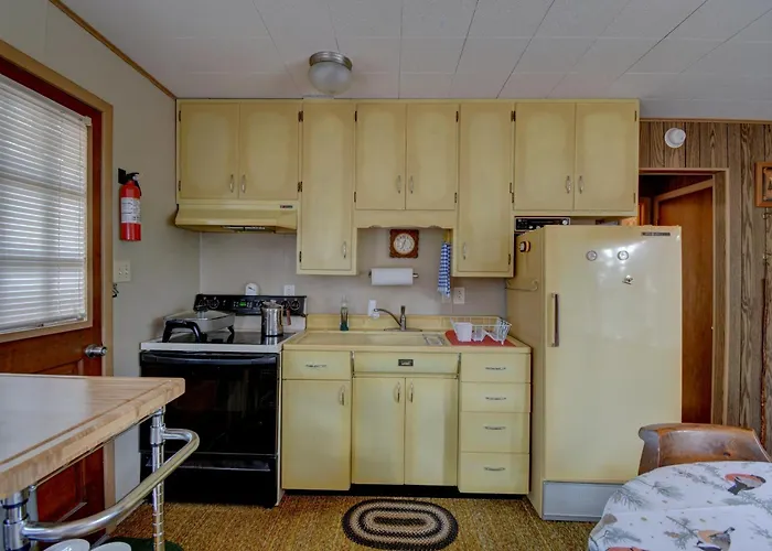70S Mountain Cabin Near San Antonio Hot Springs