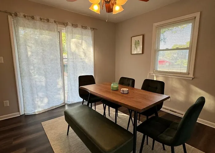 Spacious Home, 5 Mins To Missouri Valley College