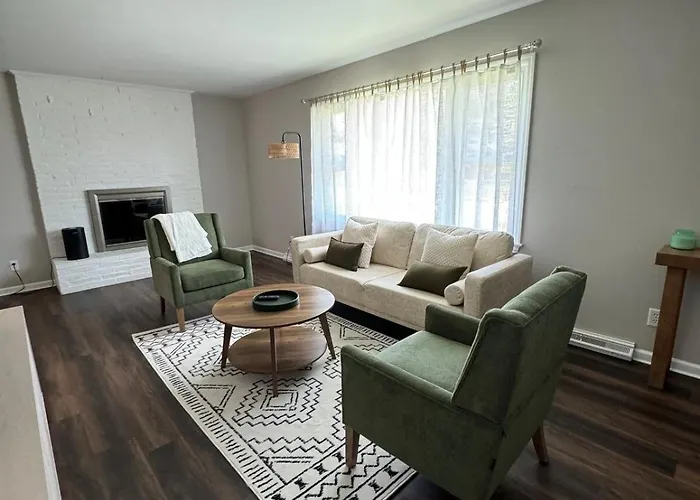Spacious Home, 5 Mins To Missouri Valley College