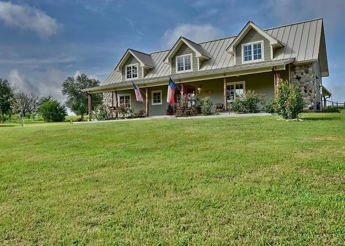 Rose Hill Farms- Relax At Your 12 Acre Farmhouse Retreat !