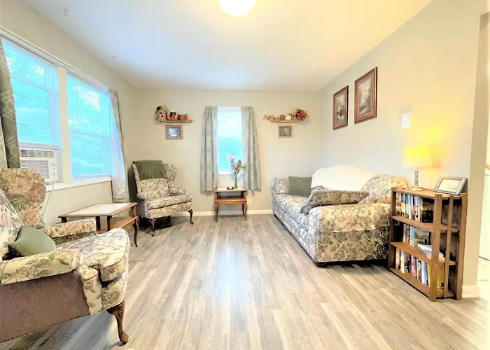 Pontiac - Secluded Backyard, Pet Friendly