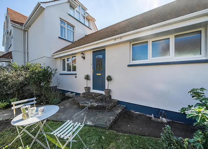 Spacious One Bed Apartment In A Quiet Leafy Close.
