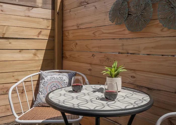 Jennifer'S Chic Modern 1St Floor Apt Private Patio