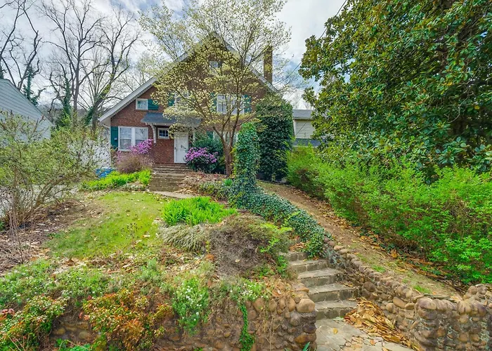 1 Mi To Dtwn Roanoke: Home W/ Yard & Mtn View!