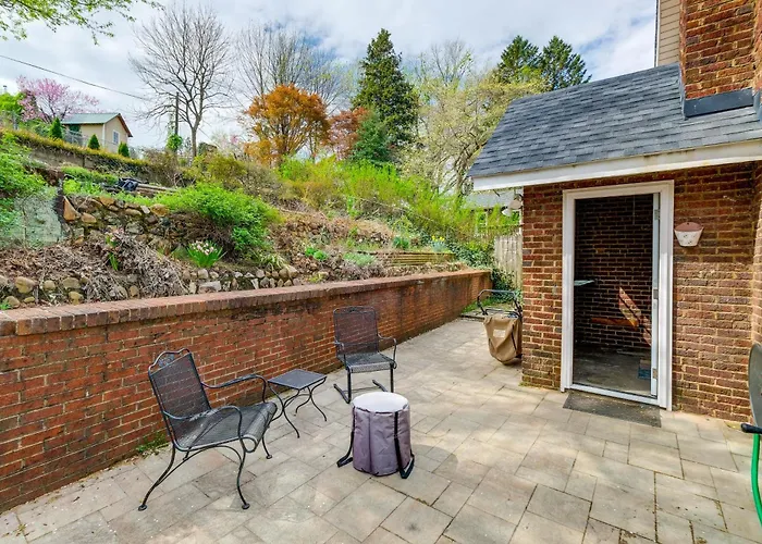 1 Mi To Dtwn Roanoke: Home W/ Yard & Mtn View!