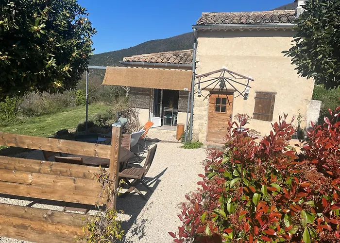 Cabanon Entoure De Montagnes Et D'Oliviers