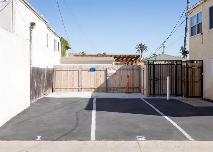 2BD Sashas Bungalow Beach Vibes 1 Block Away